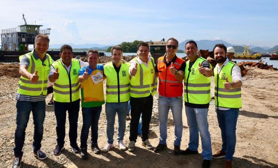 Obra da Ponte de Guaratuba-Matinhos recebe nova balsa de apoio marítimo  Foto: Rodrigo Félix Leal/SEILPR