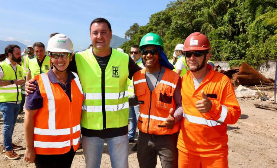 Obra da Ponte de Guaratuba-Matinhos recebe nova balsa de apoio marítimo  Foto: Rodrigo Félix Leal/SEILPR