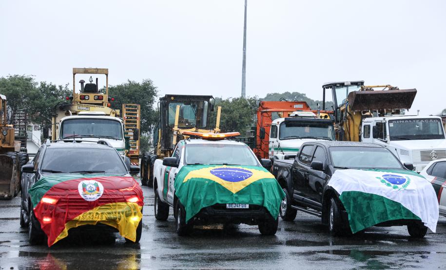 Entre os maquinários enviados estão um caminhão caçamba, três carregadeiras, duas escavadeiras, três caminhões basculantes, duas retroescavadeiras, duas motoniveladoras, um caminhão de transporte, um carregador frontal, um trator de esteira, dois caminhões-pipas, além de veículos leves de apoio e geradores de energia. Foto: Rodrigo Félix Leal/Seil