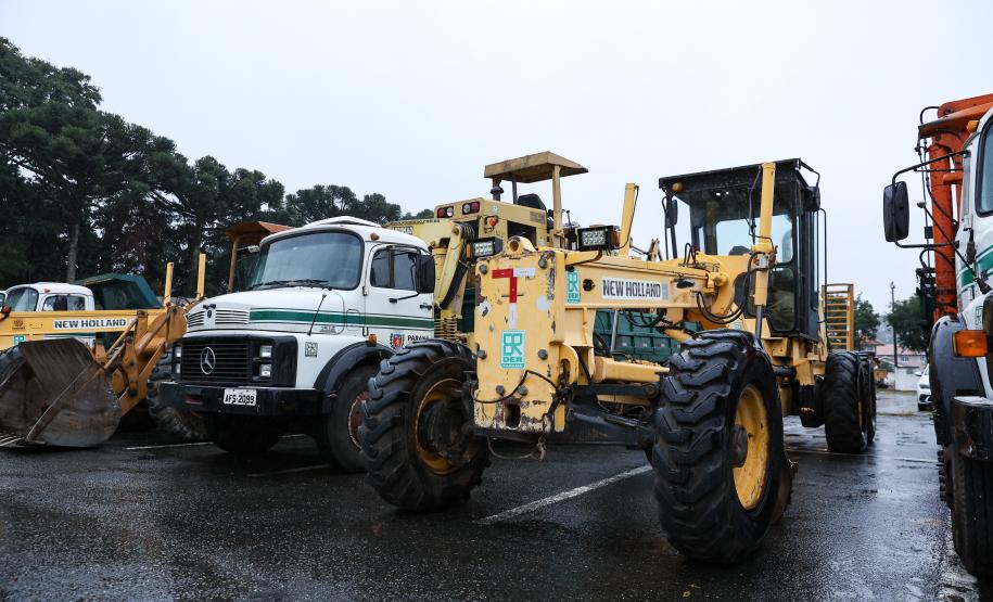 Entre os maquinários enviados estão um caminhão caçamba, três carregadeiras, duas escavadeiras, três caminhões basculantes, duas retroescavadeiras, duas motoniveladoras, um caminhão de transporte, um carregador frontal, um trator de esteira, dois caminhões-pipas, além de veículos leves de apoio e geradores de energia. Foto: Rodrigo Félix Leal/Seil