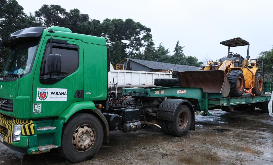 Entre os maquinários enviados estão um caminhão caçamba, três carregadeiras, duas escavadeiras, três caminhões basculantes, duas retroescavadeiras, duas motoniveladoras, um caminhão de transporte, um carregador frontal, um trator de esteira, dois caminhões-pipas, além de veículos leves de apoio e geradores de energia. Foto: Rodrigo Félix Leal/Seil