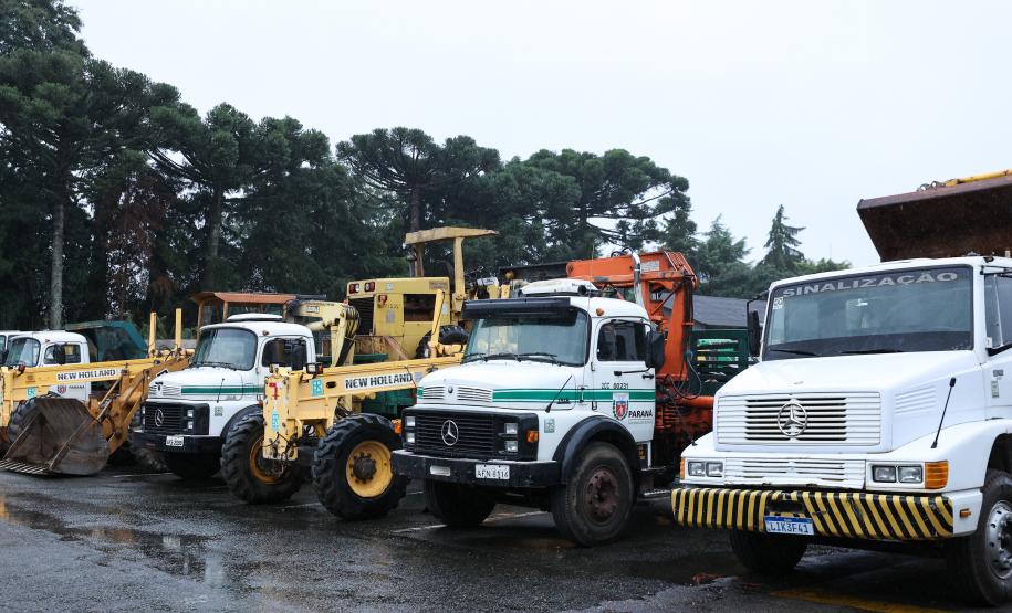 Entre os maquinários enviados estão um caminhão caçamba, três carregadeiras, duas escavadeiras, três caminhões basculantes, duas retroescavadeiras, duas motoniveladoras, um caminhão de transporte, um carregador frontal, um trator de esteira, dois caminhões-pipas, além de veículos leves de apoio e geradores de energia. Foto: Rodrigo Félix Leal/Seil