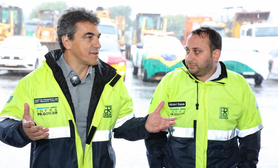 Segundo o diretor-geral do DER/PR, Fernando Furiatti, os equipamentos paranaenses devem ficar, inicialmente, 14 dias no Rio Grande do Sul, prazo que poderá ser prorrogado conforme necessidade. Foto: Rodrigo Félix Leal / SEIL