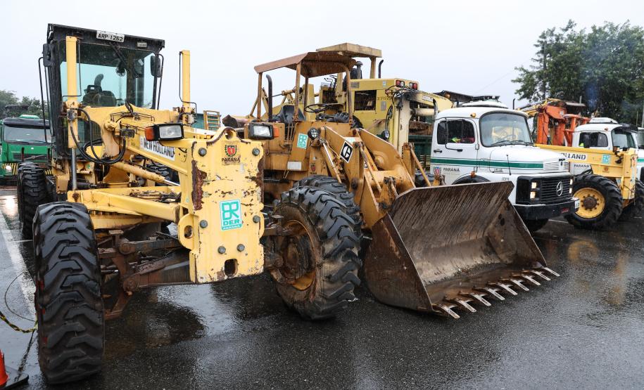 Entre os maquinários enviados estão um caminhão caçamba, três carregadeiras, duas escavadeiras, três caminhões basculantes, duas retroescavadeiras, duas motoniveladoras, um caminhão de transporte, um carregador frontal, um trator de esteira, dois caminhões-pipas, além de veículos leves de apoio e geradores de energia. Foto: Rodrigo Félix Leal/Seil