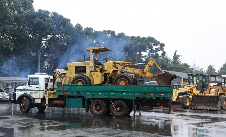 Entre os maquinários enviados estão um caminhão caçamba, três carregadeiras, duas escavadeiras, três caminhões basculantes, duas retroescavadeiras, duas motoniveladoras, um caminhão de transporte, um carregador frontal, um trator de esteira, dois caminhões-pipas, além de veículos leves de apoio e geradores de energia. Foto: Rodrigo Félix Leal/Seil