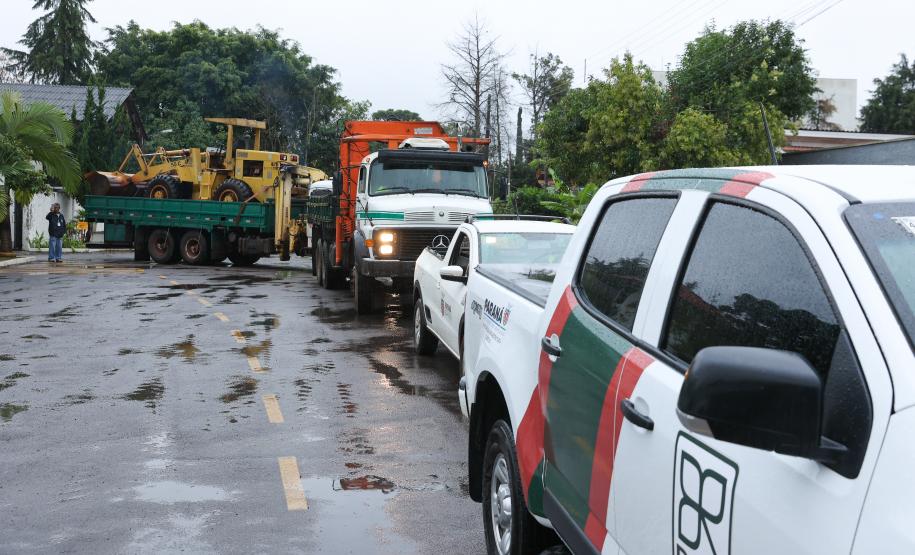 Entre os maquinários enviados estão um caminhão caçamba, três carregadeiras, duas escavadeiras, três caminhões basculantes, duas retroescavadeiras, duas motoniveladoras, um caminhão de transporte, um carregador frontal, um trator de esteira, dois caminhões-pipas, além de veículos leves de apoio e geradores de energia. Foto: Rodrigo Félix Leal/Seil