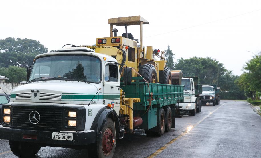 Entre os maquinários enviados estão um caminhão caçamba, três carregadeiras, duas escavadeiras, três caminhões basculantes, duas retroescavadeiras, duas motoniveladoras, um caminhão de transporte, um carregador frontal, um trator de esteira, dois caminhões-pipas, além de veículos leves de apoio e geradores de energia. Foto: Rodrigo Félix Leal/Seil