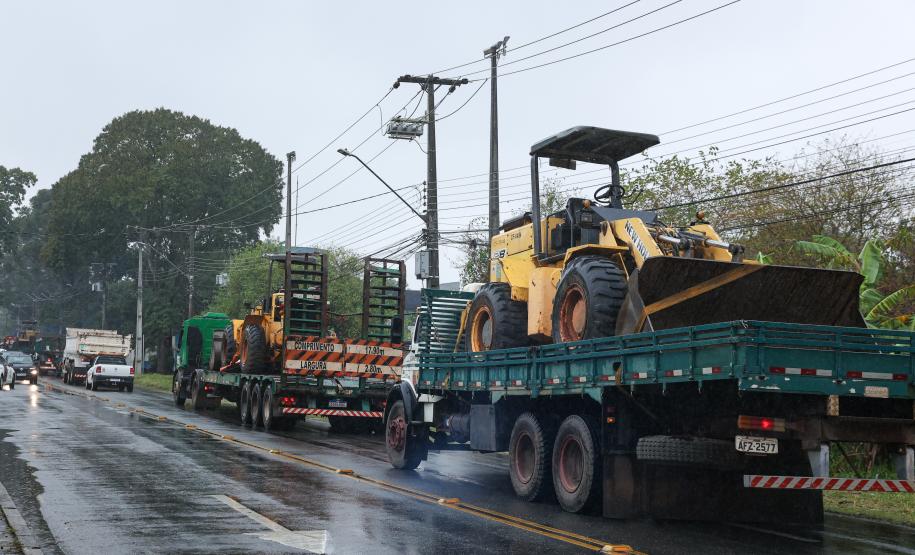 Entre os maquinários enviados estão um caminhão caçamba, três carregadeiras, duas escavadeiras, três caminhões basculantes, duas retroescavadeiras, duas motoniveladoras, um caminhão de transporte, um carregador frontal, um trator de esteira, dois caminhões-pipas, além de veículos leves de apoio e geradores de energia. Foto: Rodrigo Félix Leal/Seil
