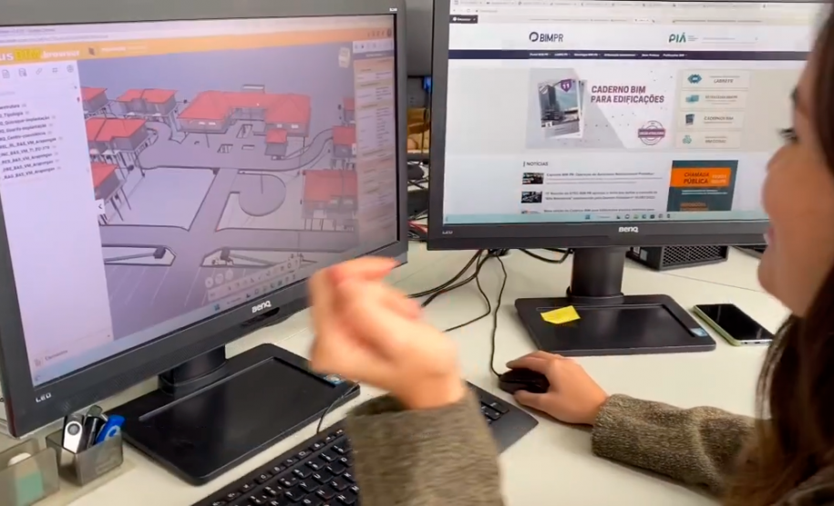 Mulher acessando o site do canal bim.