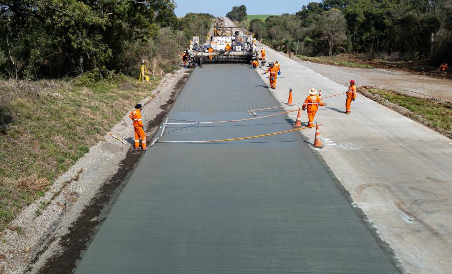 Clevelândia, 29 de agosto de 2024 - Obras de pavimentação em concreto com a técnica whitetopping na PR 280, na região sul do Paraná.