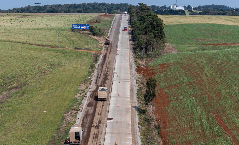 Clevelândia, 29 de agosto de 2024 - Obras de pavimentação em concreto com a técnica whitetopping na PR 280, na região sul do Paraná.