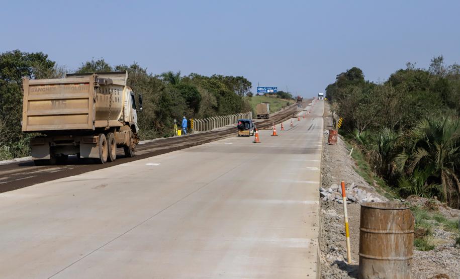 Clevelândia, 29 de agosto de 2024 - Obras de pavimentação em concreto com a técnica whitetopping na PR 280, na região sul do Paraná.