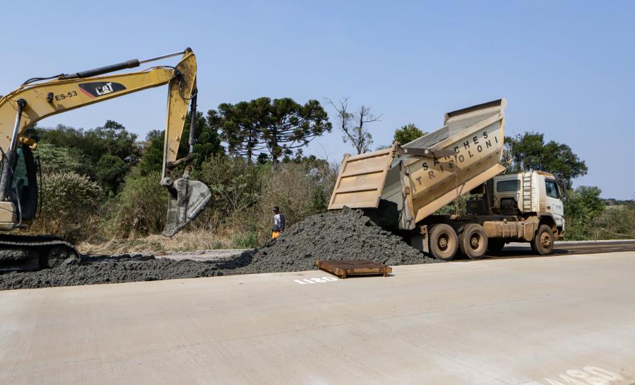 Clevelândia, 29 de agosto de 2024 - Obras de pavimentação em concreto com a técnica whitetopping na PR 280, na região sul do Paraná.