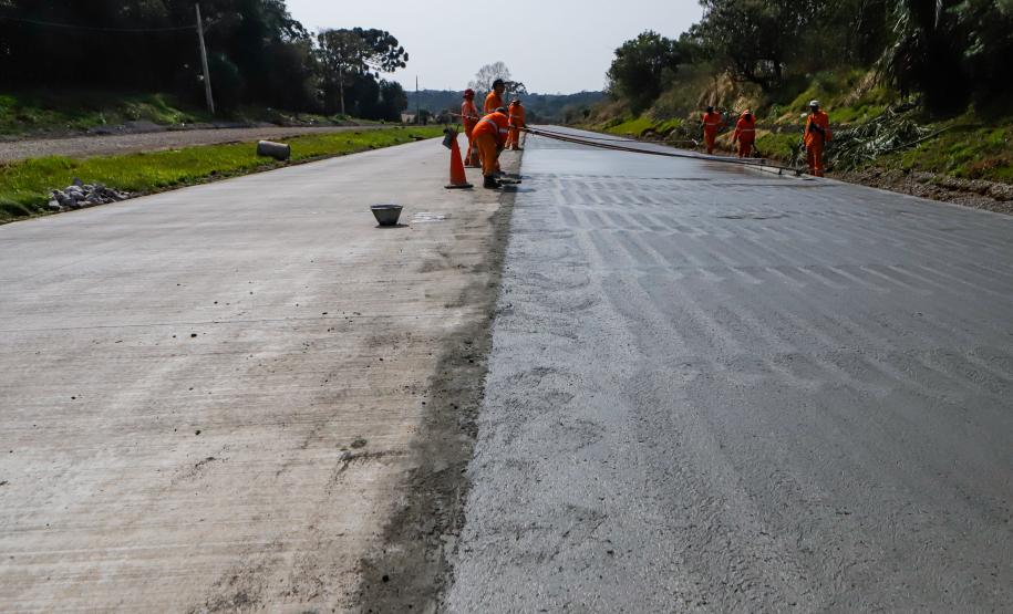 Clevelândia, 29 de agosto de 2024 - Obras de pavimentação em concreto com a técnica whitetopping na PR 280, na região sul do Paraná.