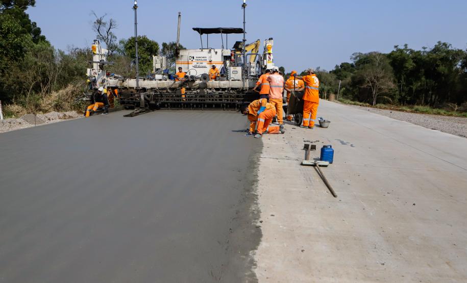 Clevelândia, 29 de agosto de 2024 - Obras de pavimentação em concreto com a técnica whitetopping na PR 280, na região sul do Paraná.