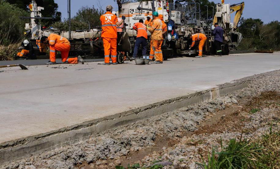 Clevelândia, 29 de agosto de 2024 - Obras de pavimentação em concreto com a técnica whitetopping na PR 280, na região sul do Paraná.
