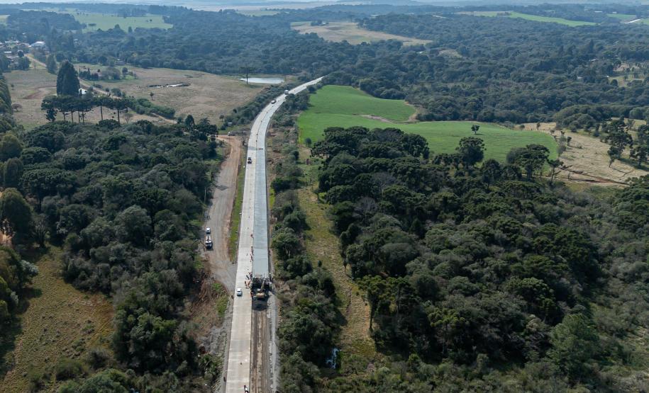 Clevelândia, 29 de agosto de 2024 - Obras de pavimentação em concreto com a técnica whitetopping na PR 280, na região sul do Paraná.