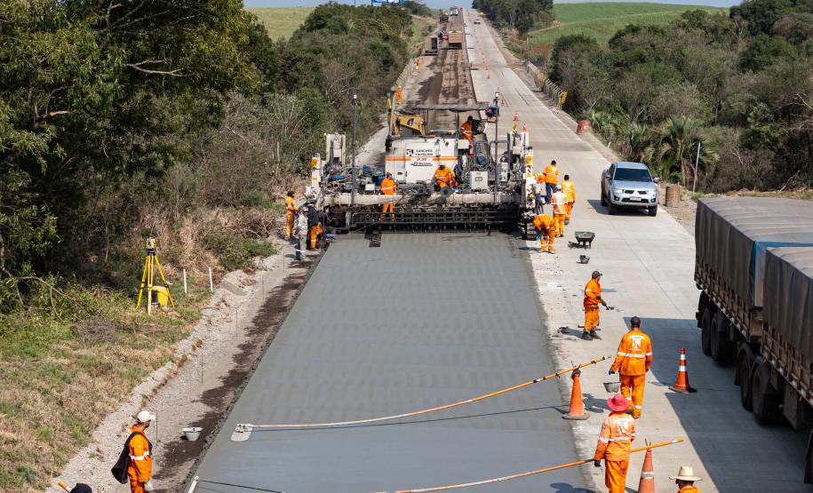 Clevelândia, 29 de agosto de 2024 - Obras de pavimentação em concreto com a técnica whitetopping na PR 280, na região sul do Paraná.