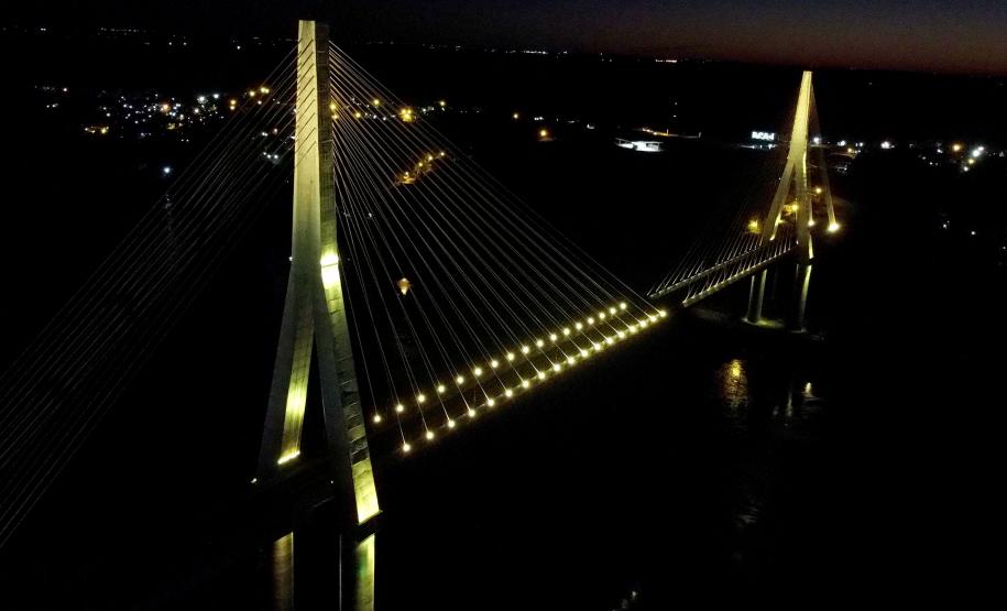Ponte Brasil-Paraguai com a iluminação amarela
