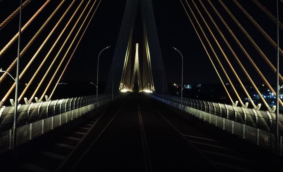 Ponte Brasil-Paraguai com a iluminação amarela