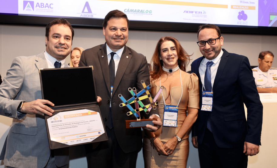 pessoas posando com o Troféu PAINEL 2024