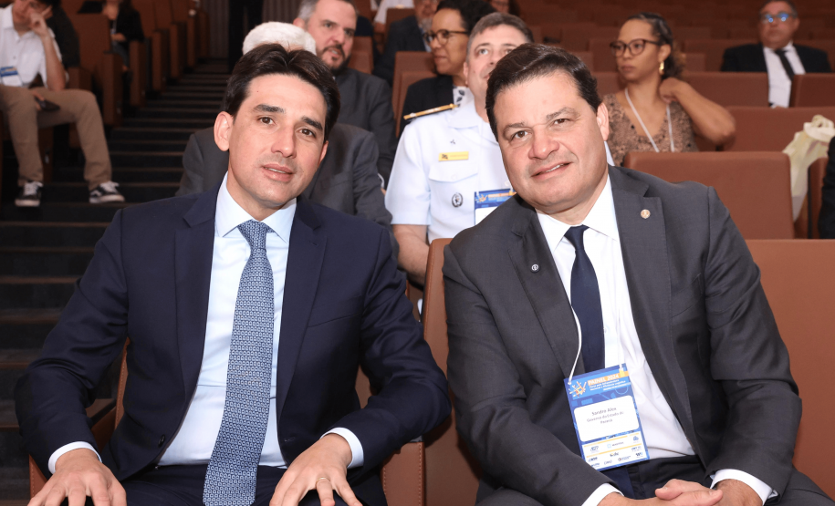 homens na plateia do Troféu PAINEL 2024