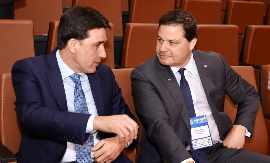 homens na plateia do Troféu PAINEL 2024