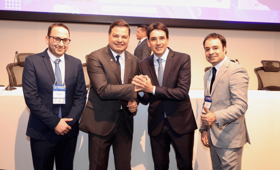 homens posando com o Troféu PAINEL 2024