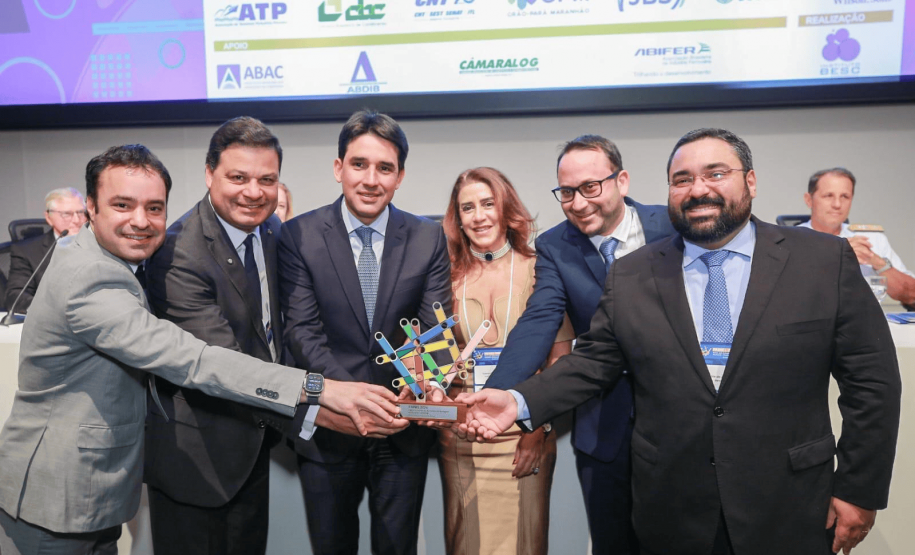 pessoas posando com o Troféu PAINEL 2024