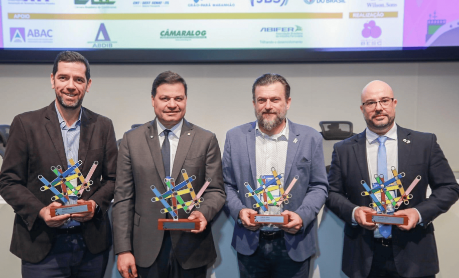 homens posando com o Troféu PAINEL 2024
