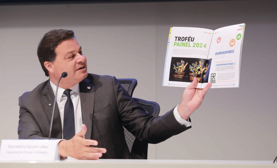 Secretário Sandro na bancada do Troféu PAINEL 2024