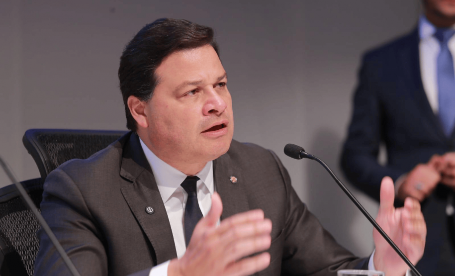 Secretário Sandro na bancada do Troféu PAINEL 2024