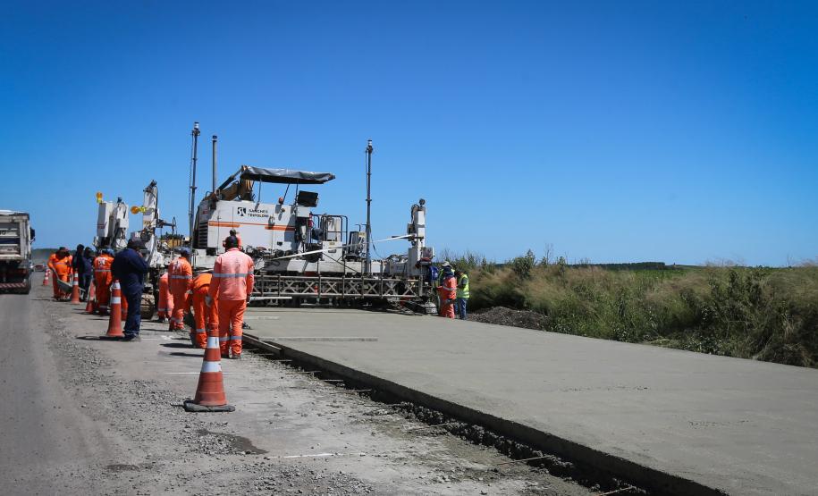 Pavimentação em concreto DA PRC-280 avança 1 Km por dia