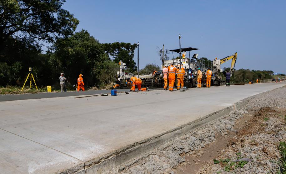 Obras de pavimentação em concreto com a técnica whitetopping na PR 280, na região sul do Paraná.