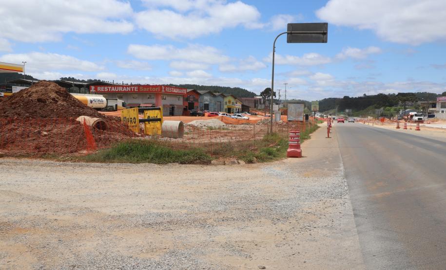 Na etapa atual, que prevê a duplicação de mais 1,2 quilômetro, estão sendo investidos R$ 50,7 milhões, com 15,9% do contrato já executado. Grande parte dos recursos serão aplicados na construção de um novo viaduto no lugar do já existente, ampliando sua capacidade.