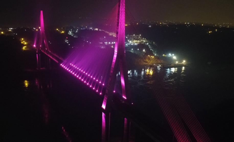 Ponte da Integração Brasil – Paraguai é iluminada na cor rosa durante o mês de outubro