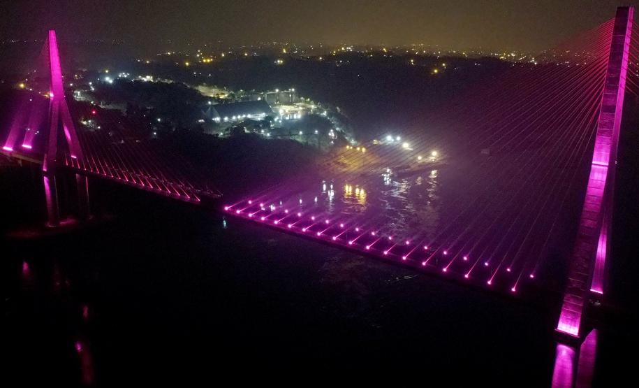 Ponte da Integração Brasil – Paraguai é iluminada na cor rosa durante o mês de outubro
