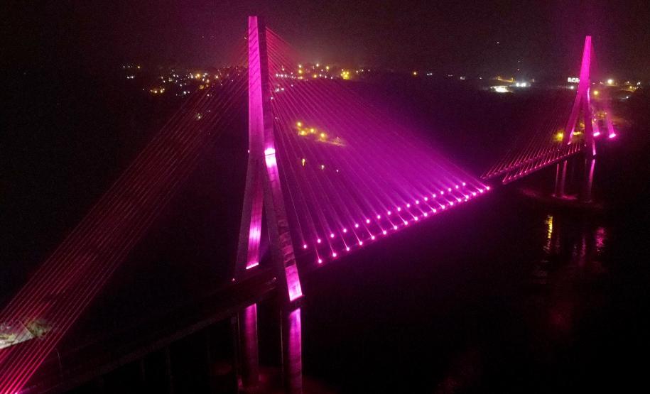 Ponte da Integração Brasil – Paraguai é iluminada na cor rosa durante o mês de outubro