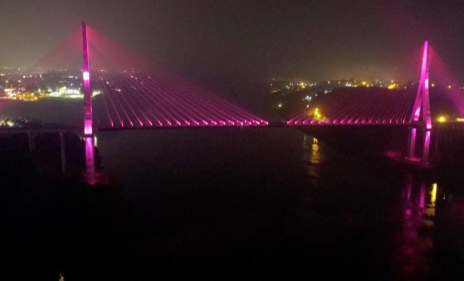 Ponte da Integração Brasil – Paraguai é iluminada na cor rosa durante o mês de outubro