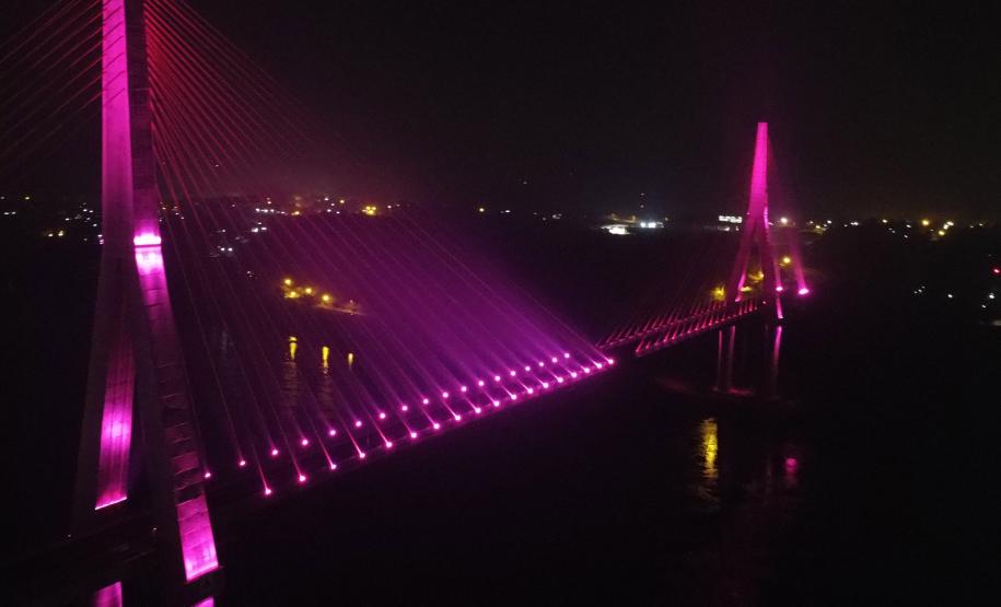 Ponte da Integração Brasil – Paraguai é iluminada na cor rosa durante o mês de outubro