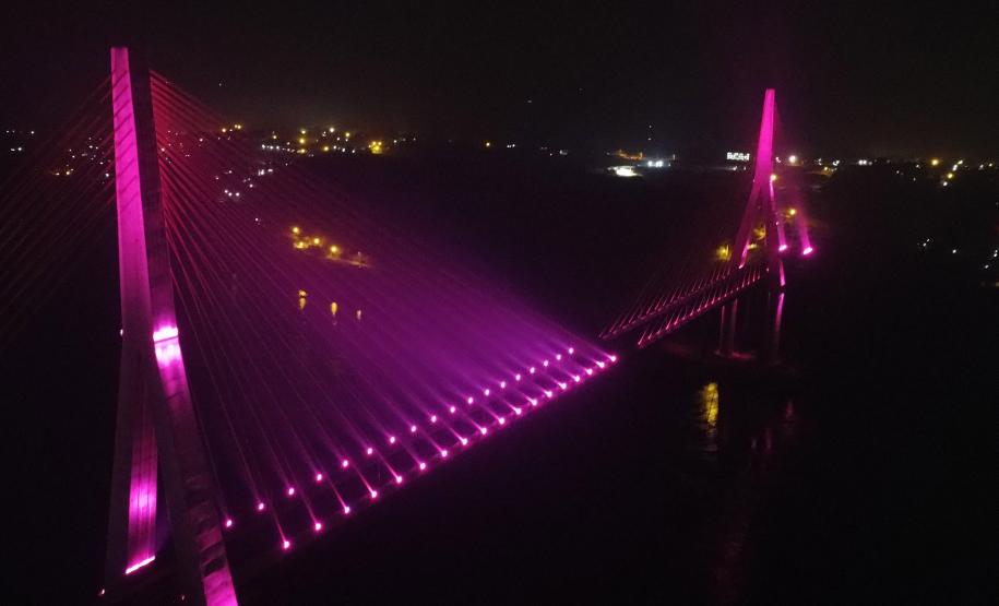 Ponte da Integração Brasil – Paraguai é iluminada na cor rosa durante o mês de outubro