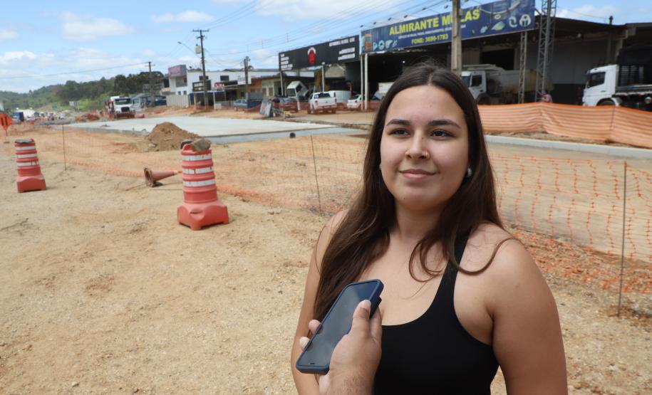 Duplicação da Rodovia dos Minérios muda realidade de motoristas, comerciantes e moradores. Na foto, a estudante Isabelly Alves.