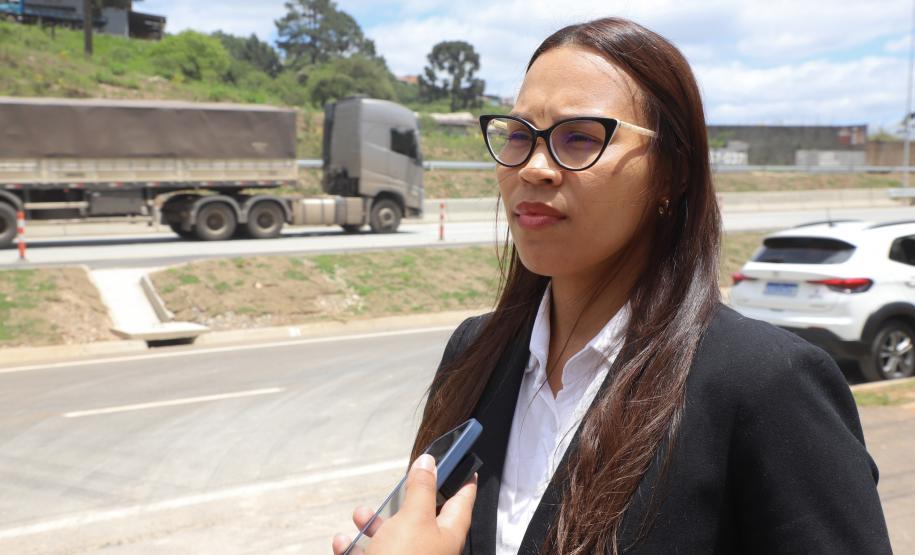 A consultora comercial Priscila Lima, 35 anos, morou em Almirante Tamandaré durante três décadas e viveu a rodovia antes, durante e agora no pós-duplicação. “Era bem precária, porque como era só uma pista, tanto para ir quanto para voltar, eu demorava uma média de 15, 20 minutos para chegar, morando aqui mesmo na cidade. Vindo de Curitiba, onde moro hoje, dá 12 minutos, fora a segurança para os pedestres com a passarela onde é mais movimentado”, opina.