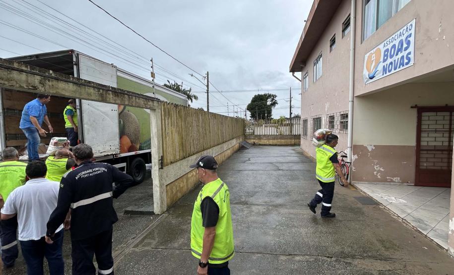 Cestas básicas sendo distribuídas em Paranaguá