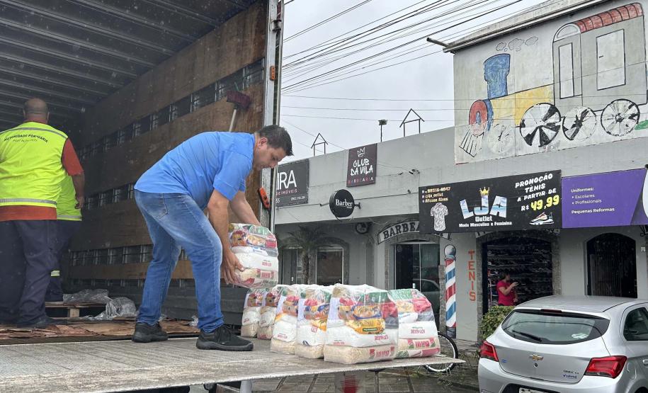 Cestas básicas sendo distribuídas em Paranaguá