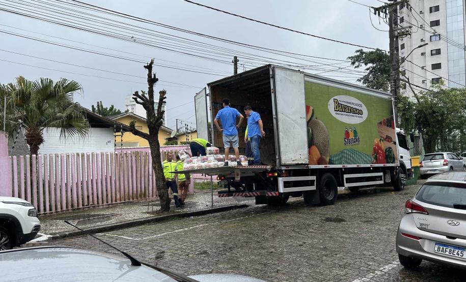 Cestas básicas sendo distribuídas em Paranaguá