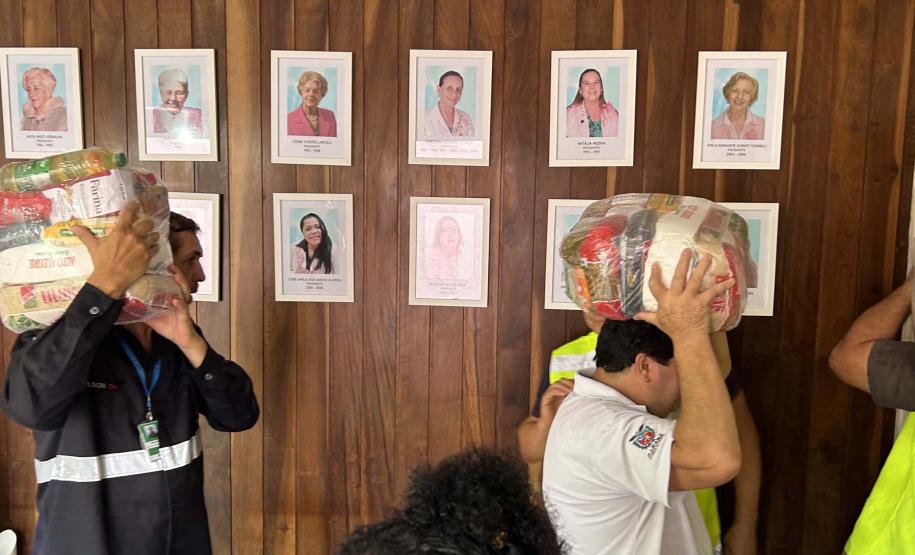 Cestas básicas sendo distribuídas em Paranaguá