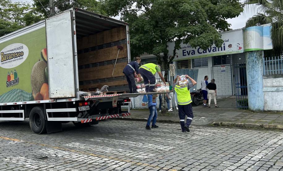 Cestas básicas sendo distribuídas em Paranaguá