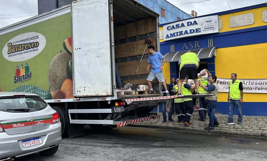 Cestas básicas sendo distribuídas em Paranaguá