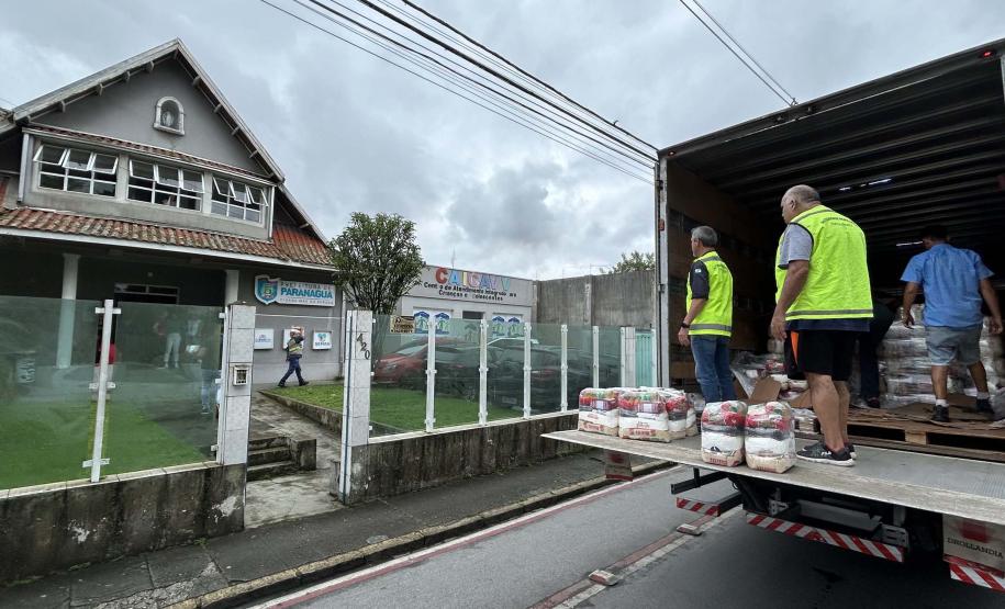 Cestas básicas sendo distribuídas em Paranaguá